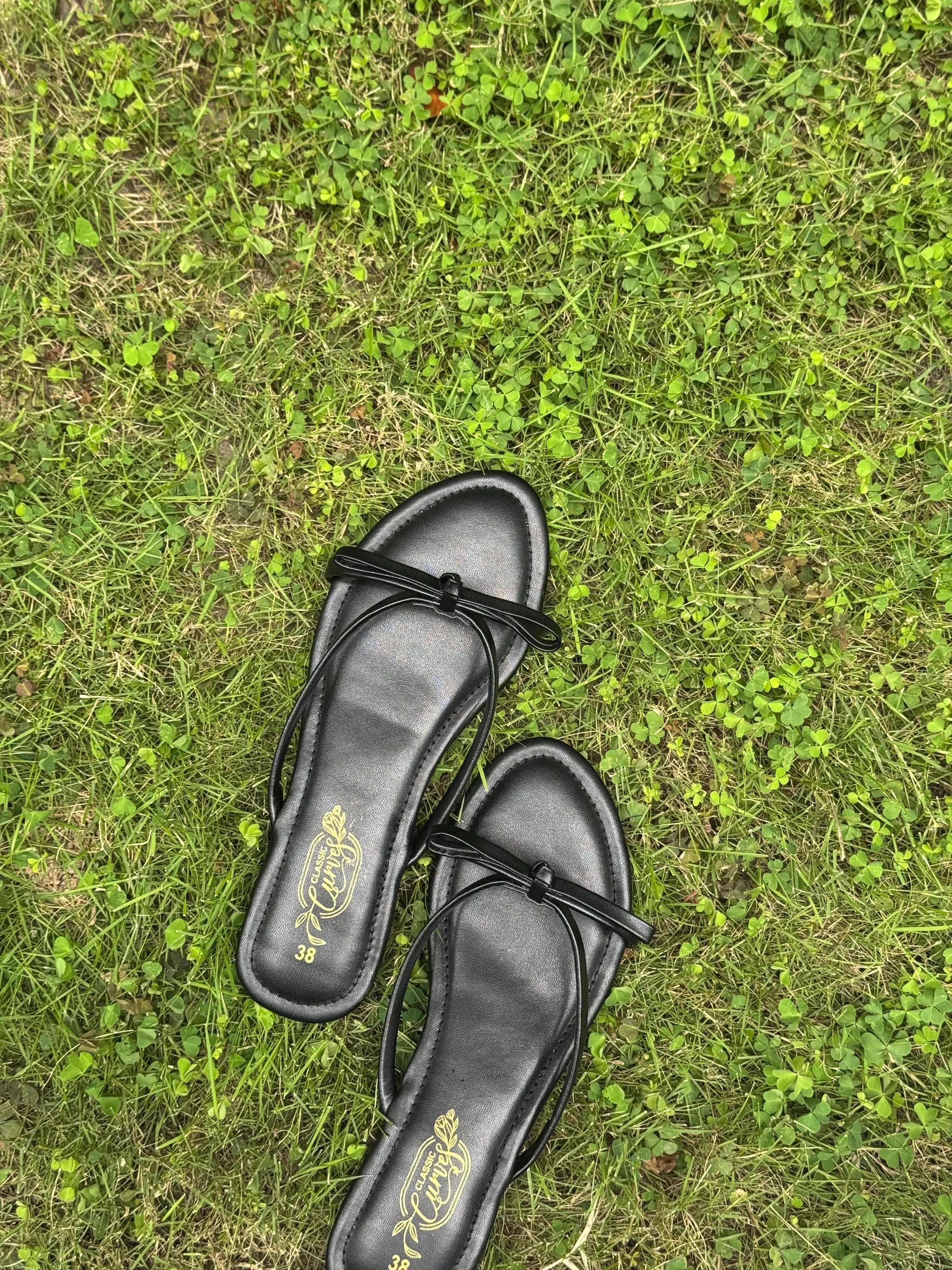 Noir Step Flats - Black